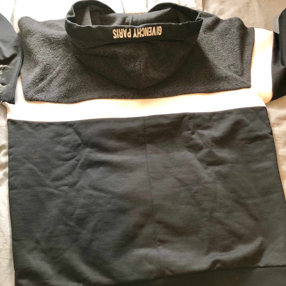 Givenchy - Picture 3 of 5